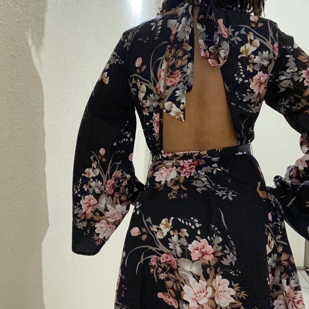 Backless floral mini dress with long bell sleeves - Picture 5 of 7